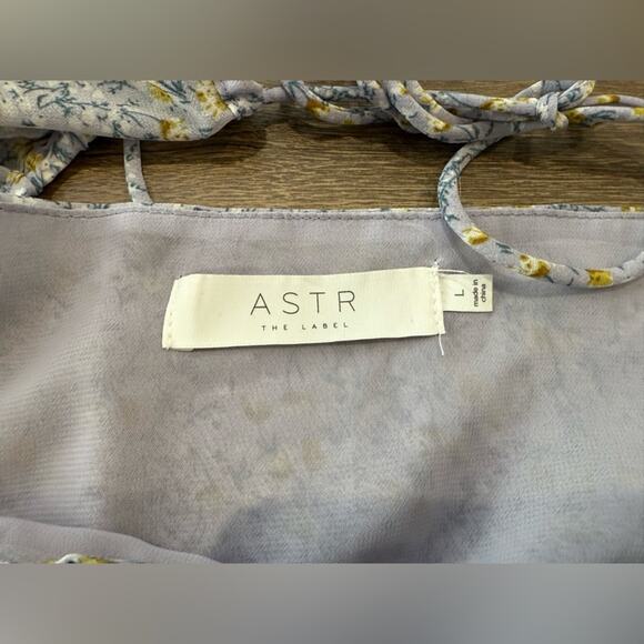 ASTR The Label Blue Ditzy Floral Ruffle Front Open Back Blouse Size Large - Picture 6 of 8